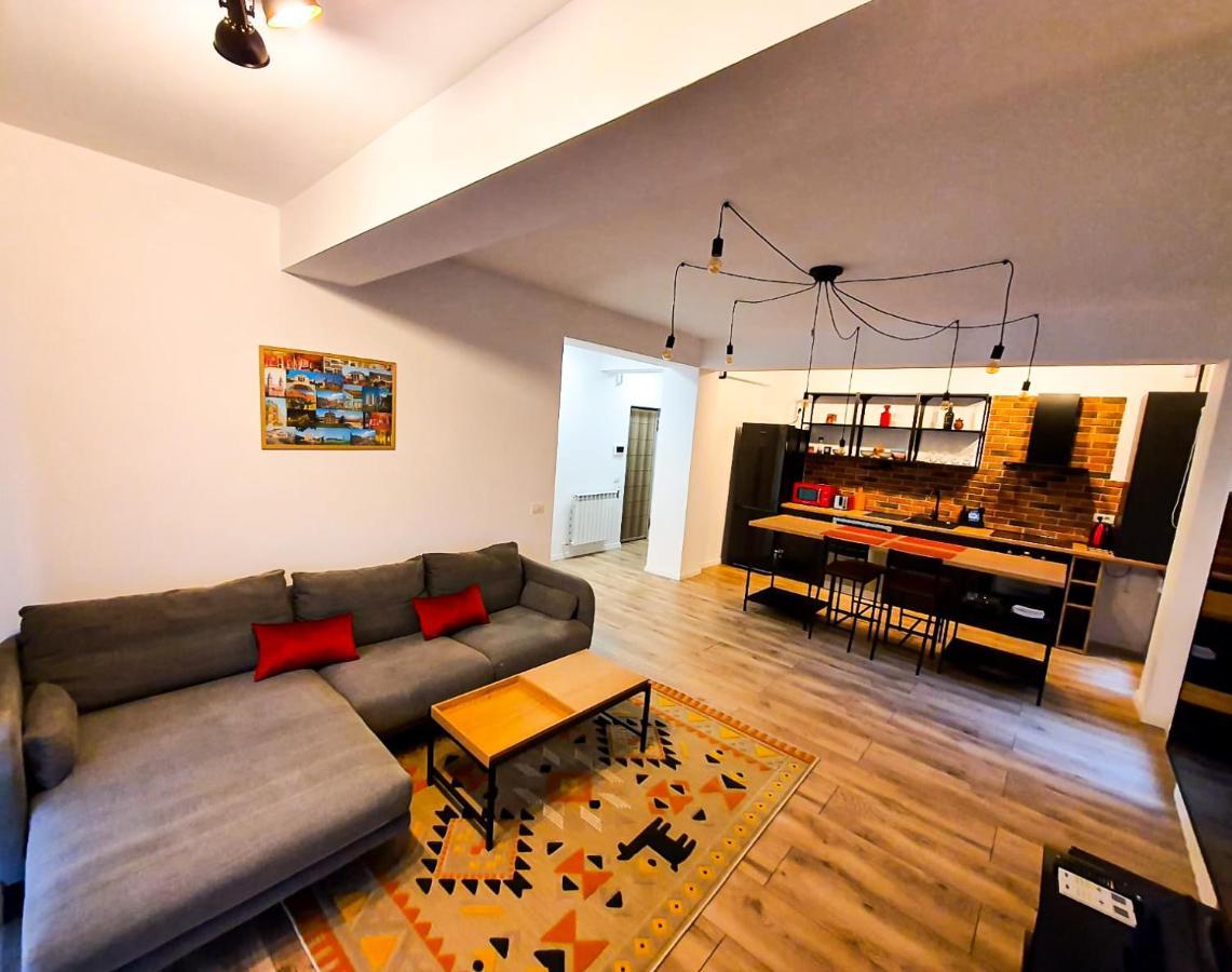 Ferienwohnung Urban Retreat: Industrial Chic 1Br Ap - Heart Of Bukarest Exterior foto