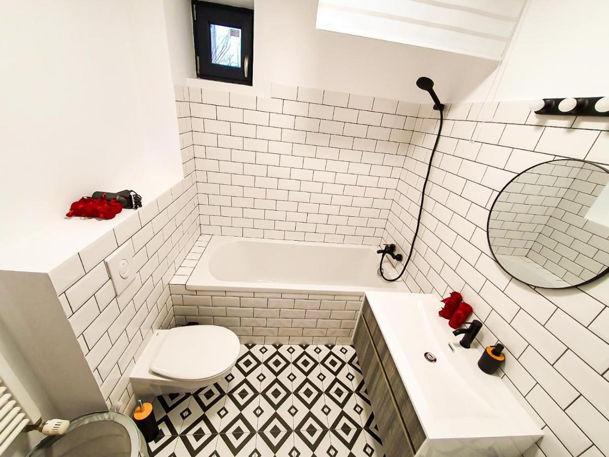 Ferienwohnung Urban Retreat: Industrial Chic 1Br Ap - Heart Of Bukarest Exterior foto