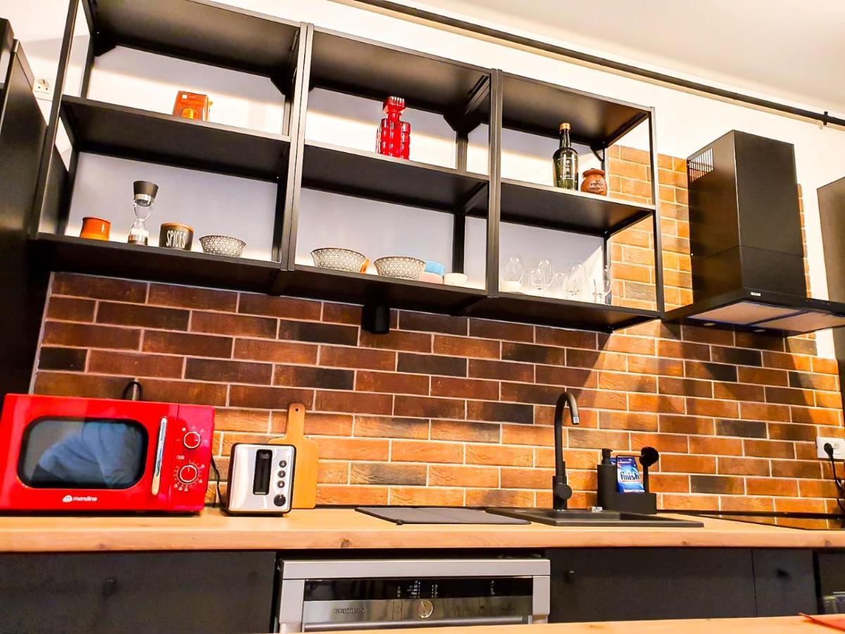 Ferienwohnung Urban Retreat: Industrial Chic 1Br Ap - Heart Of Bukarest Exterior foto