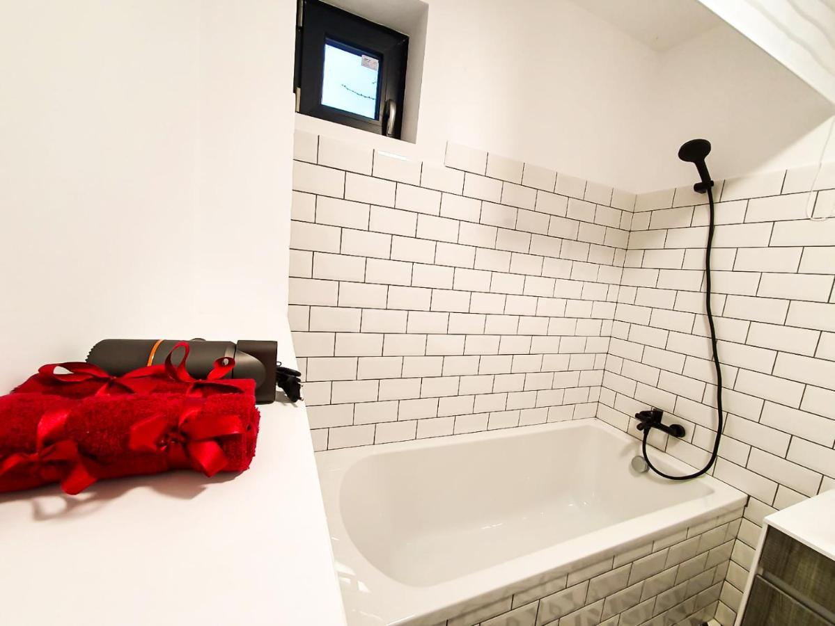 Ferienwohnung Urban Retreat: Industrial Chic 1Br Ap - Heart Of Bukarest Exterior foto